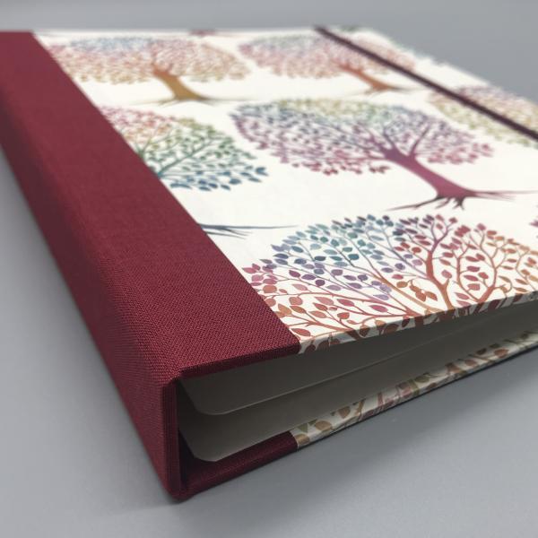 Buch Ringmechanik Baummotiv rot Leinenrücken